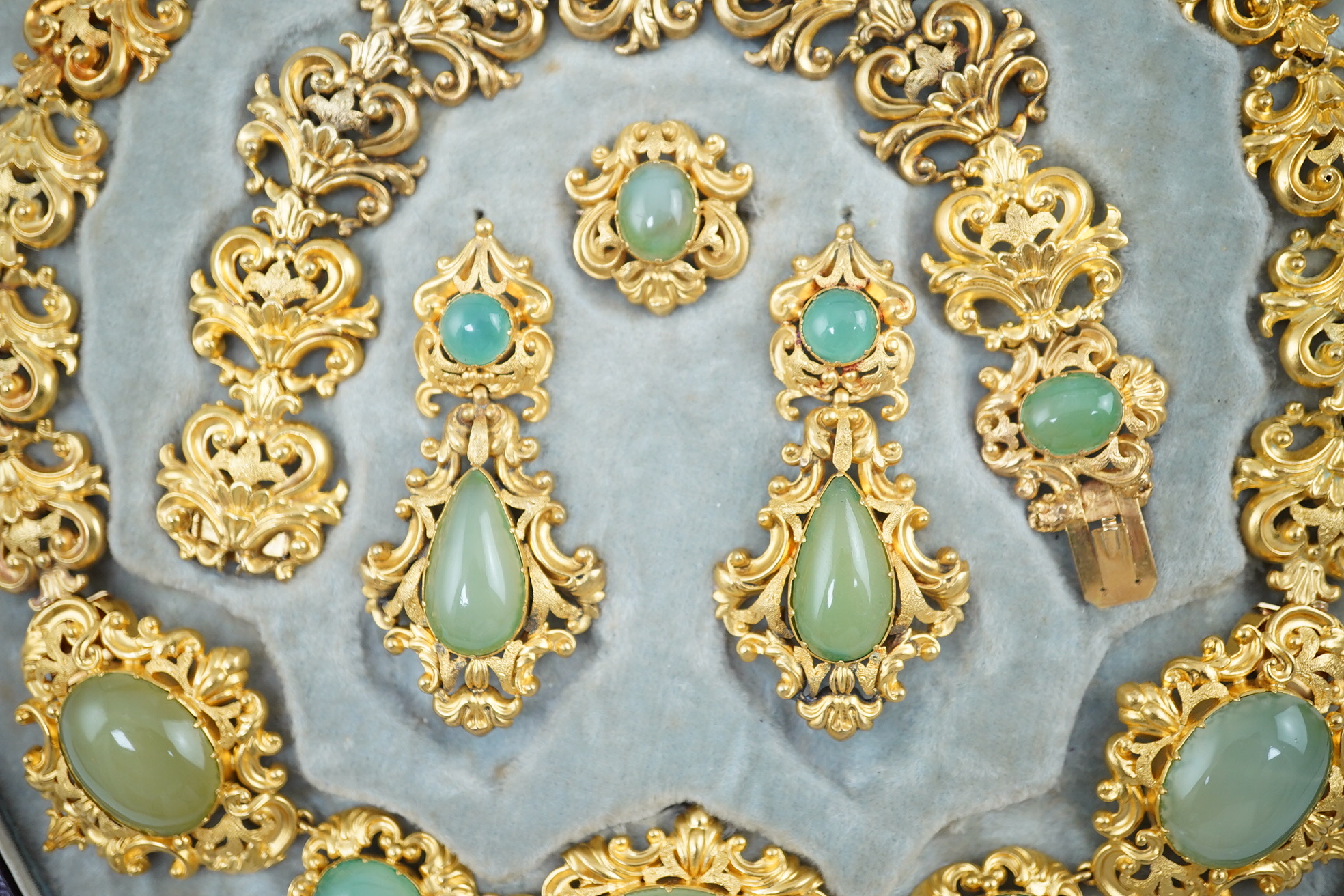 An early Victorian gold and cabochon chrysoprase? cluster set parure